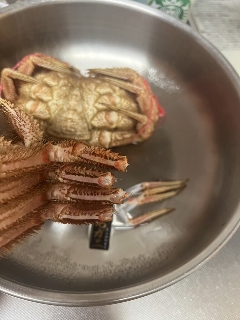 自然解凍せずに火を止めて仕上げた冷凍毛ガニ。ゆでたてのようにおいしく食べる方法。毛ガニの足の先をまとめて外す画像。